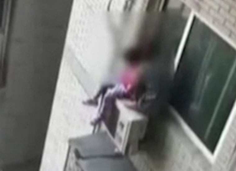 Απειλούσε να πέσει με την κόρη της στο κενό όταν ανακάλυψε την απιστία (βίντεο)